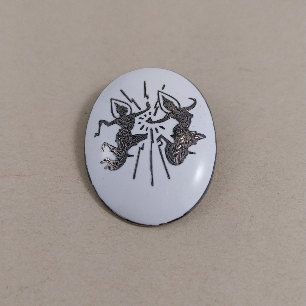 White and Sterling Silver Brooch - Picture 4 of 9